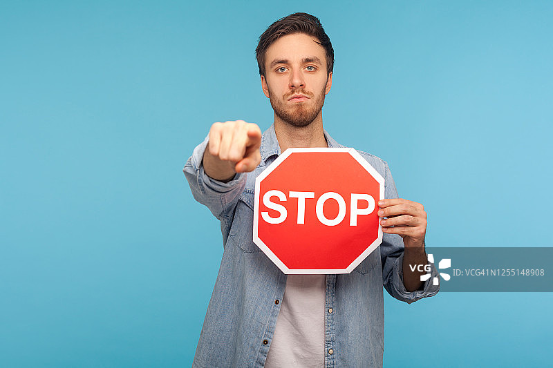 禁止访问！工人指着镜头并示意停止图片素材