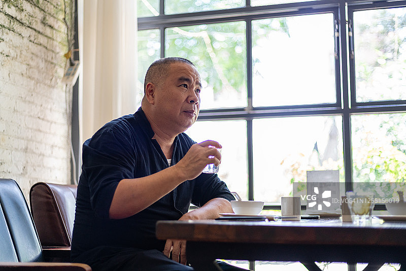 叔叔凝视前方图片素材