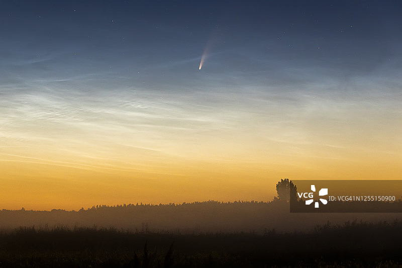 Neowise C/2020 F3彗星与夜光云的薄雾日出图片素材