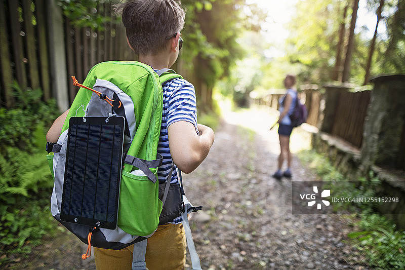 小男孩和母亲一起徒步图片素材