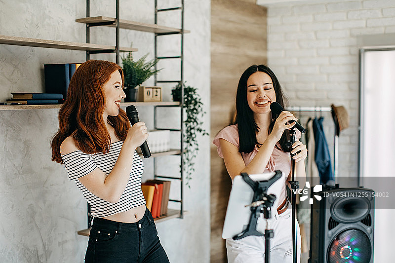 和朋友一起在家度过图片素材