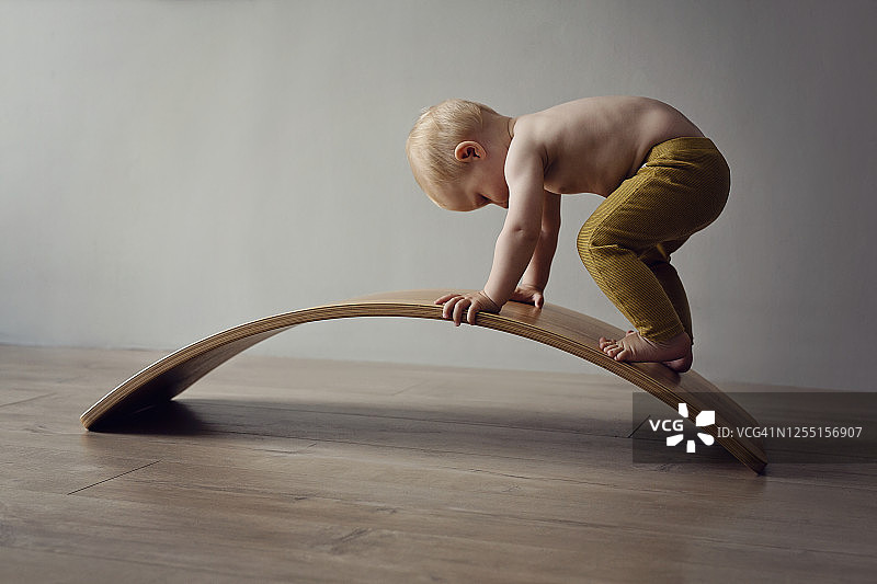 小男孩正在攀爬图片素材