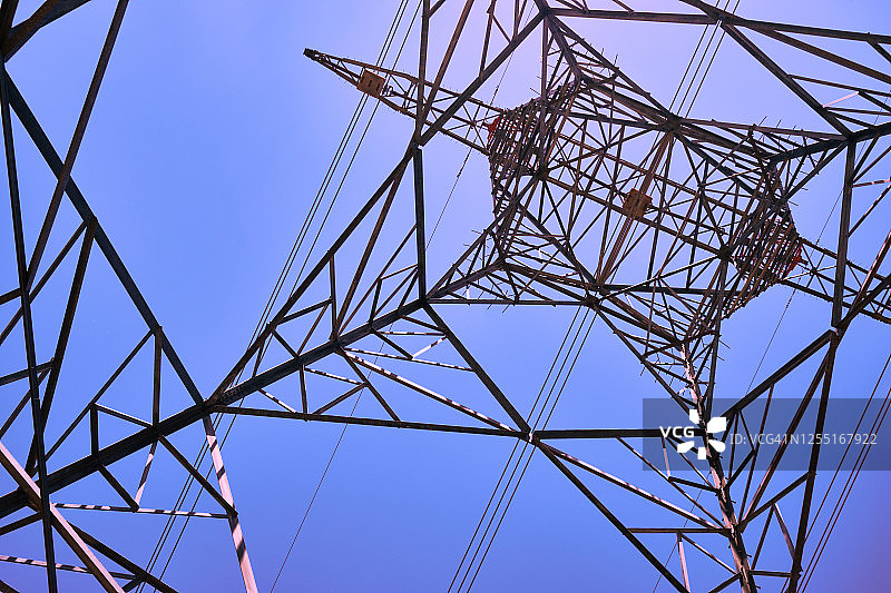 高压电缆金属塔的仰视图图片素材