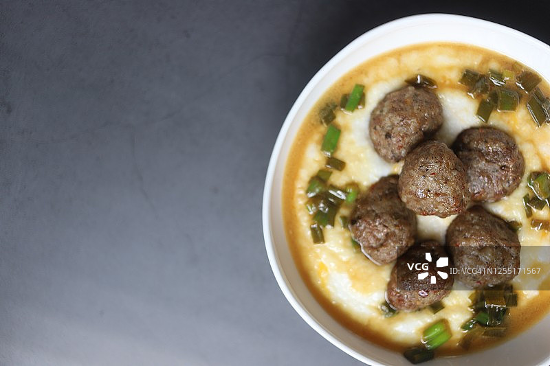 奶酪粗玉米粉配香肠丸图片素材