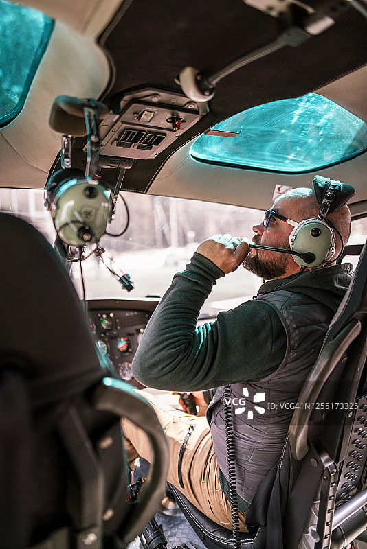 直升机驾驶舱内的飞行员进行飞行前检查图片素材