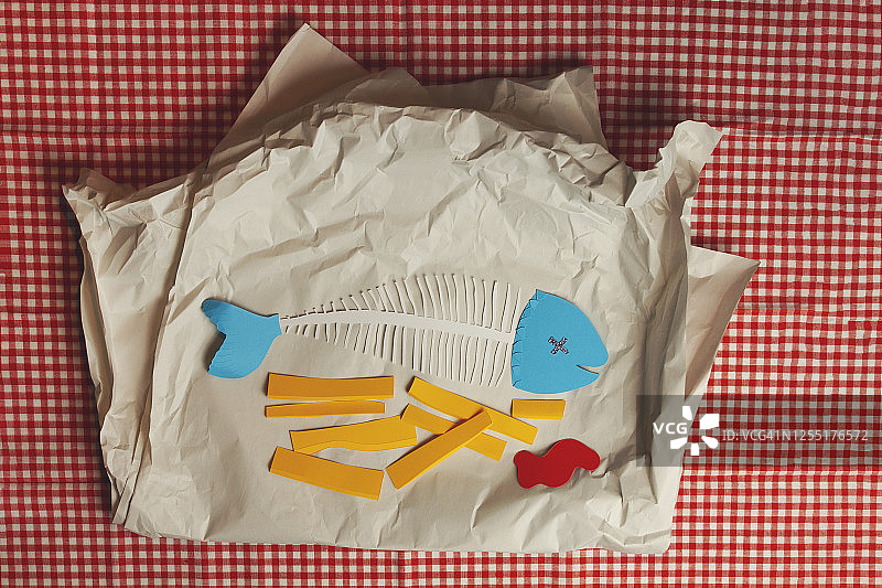 纸质炸鱼薯条配番茄酱图片素材