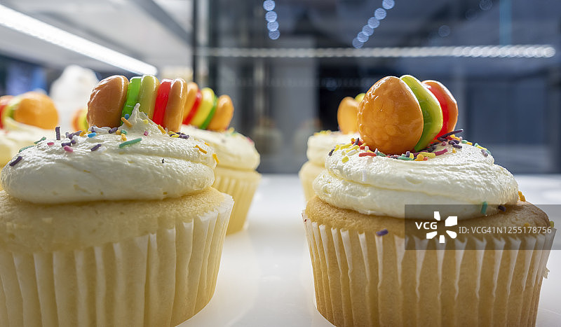 当地糖果店出售的纸杯蛋糕展示图片素材