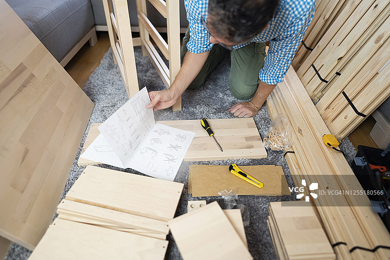 在家自制安装室内家具图片素材