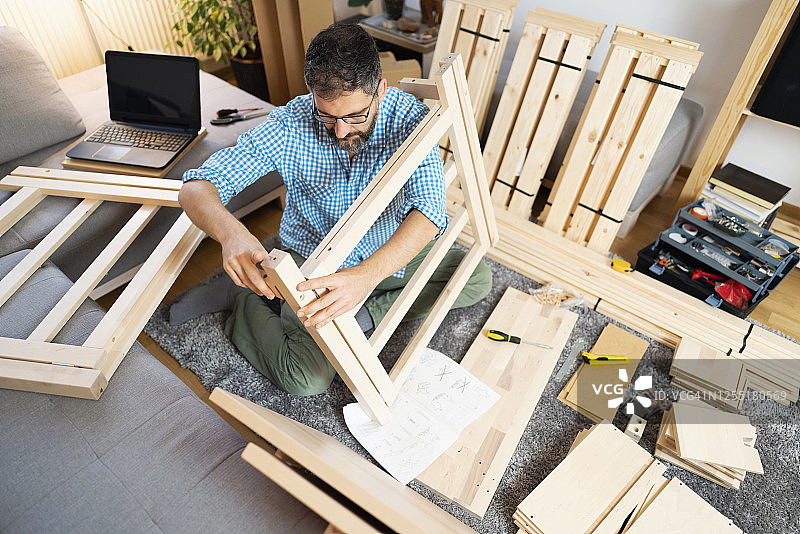 男人安装室内家具图片素材