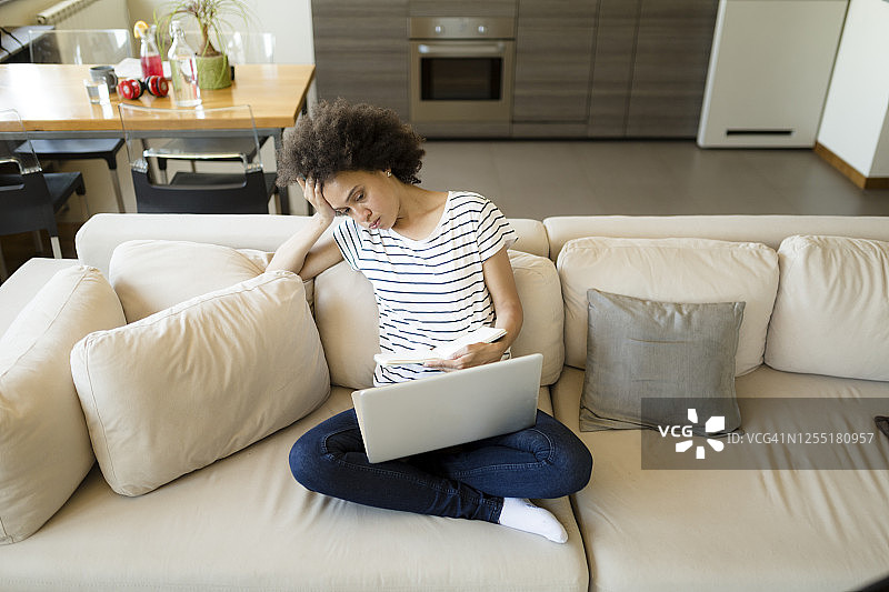 年轻的非洲裔美国女人正在找工作图片素材