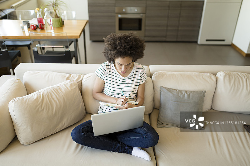 年轻的非洲裔美国女人正在找工作图片素材