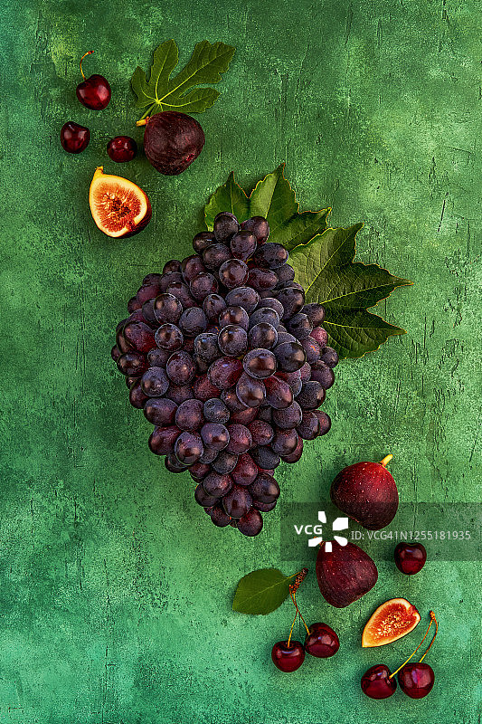 夏季背景：葡萄、无花果和樱桃图片素材