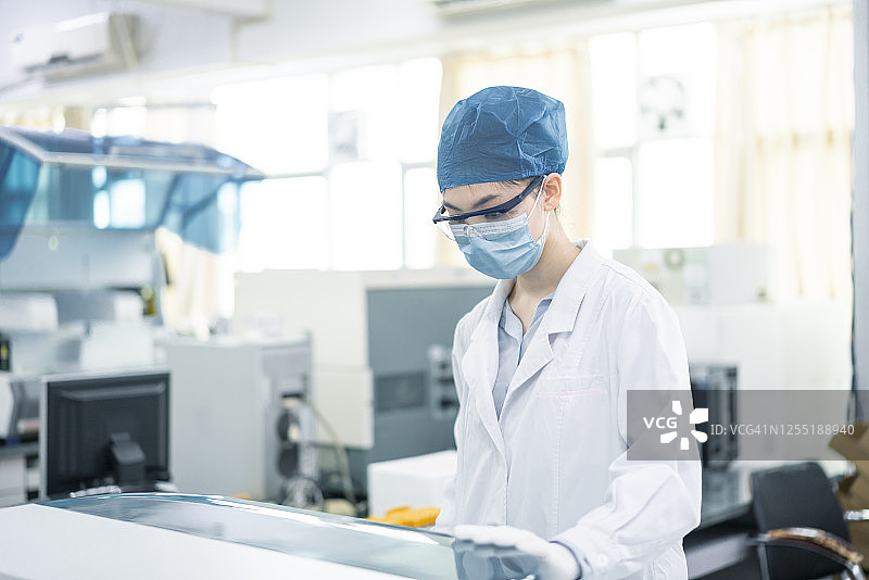 在实验室操作的亚洲女医生图片素材