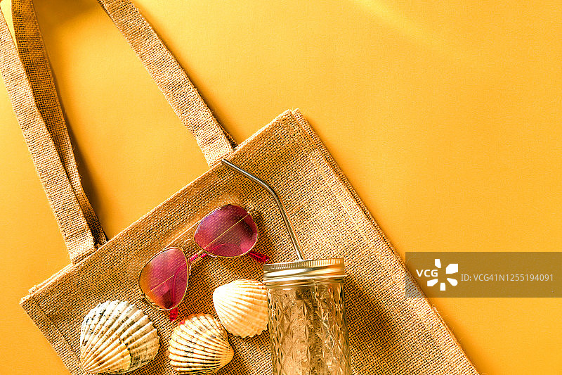 粗亚麻帆布夏季沙滩包和带贝壳的女士板岩图片素材