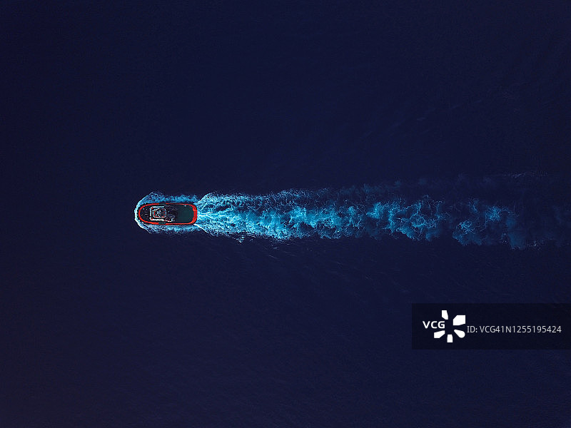 深蓝色水域中航行单艘拖船航拍顶视图图片素材