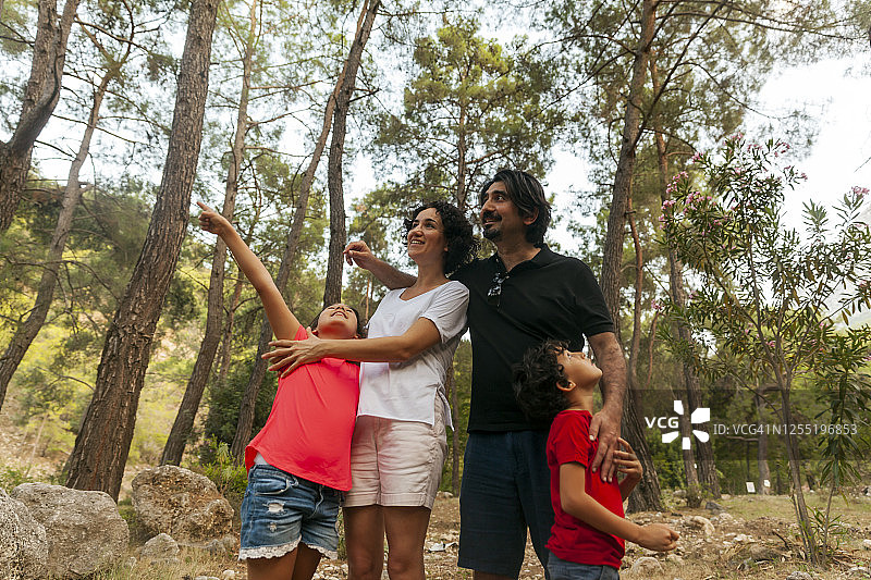 一家人享受美好的一天图片素材