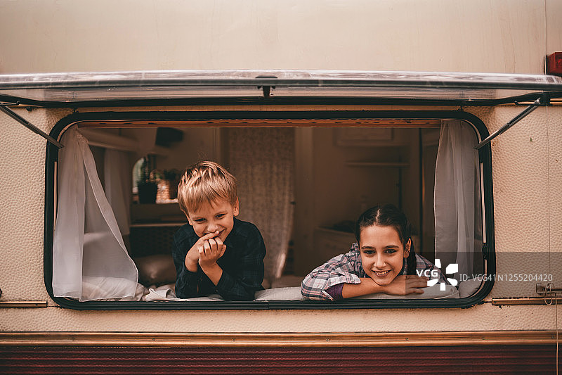 在秋季森林露营旅行中放松的幸福家庭图片素材