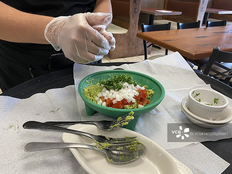 准备牛油果酱和青柠开胃菜图片素材