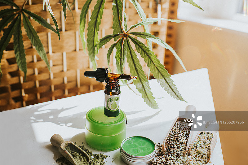 CBD产品静物选集：大麻作为替代疗法、生活方式和治疗成分的无限可能图片素材