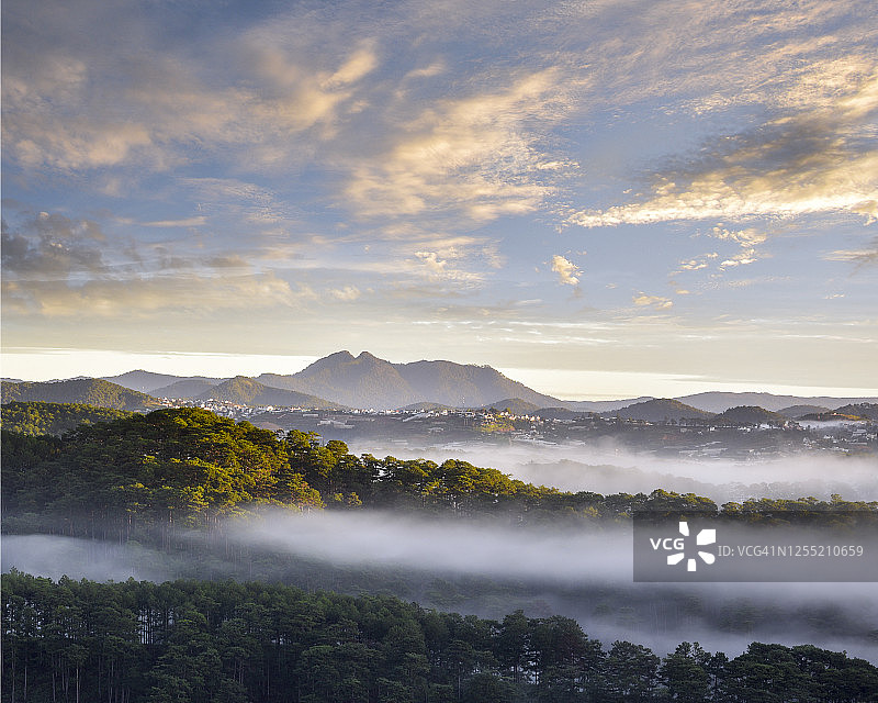 越南大叻市清晨的宁静风光图片素材