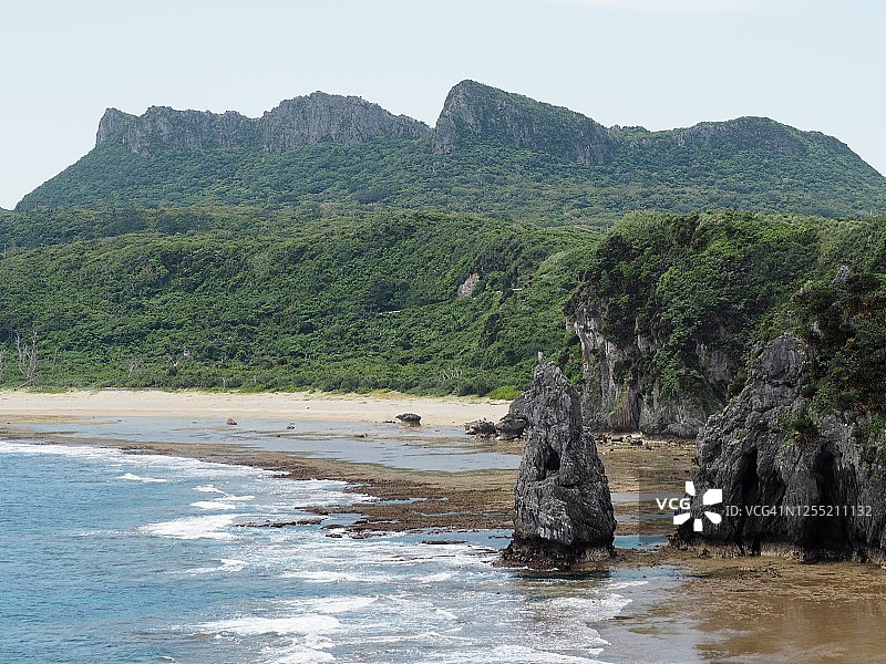 冲绳岛最北端边户岬的大石林山石灰岩台地和太平洋全景（日本冲绳县国头郡国头村）图片素材