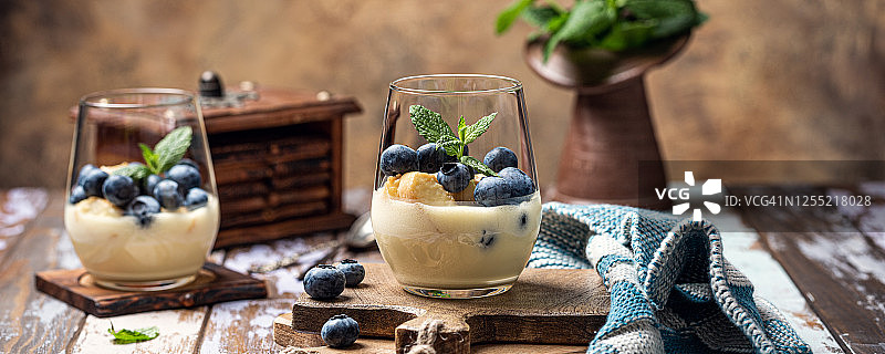 手指饼蓝莓奶油甜点banner图片素材
