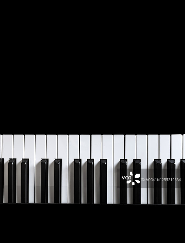 黑色背景上的钢琴和钢琴键盘图片素材
