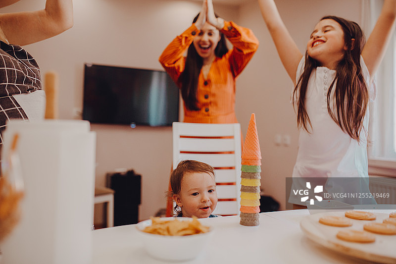 宝宝在玩饼干图片素材