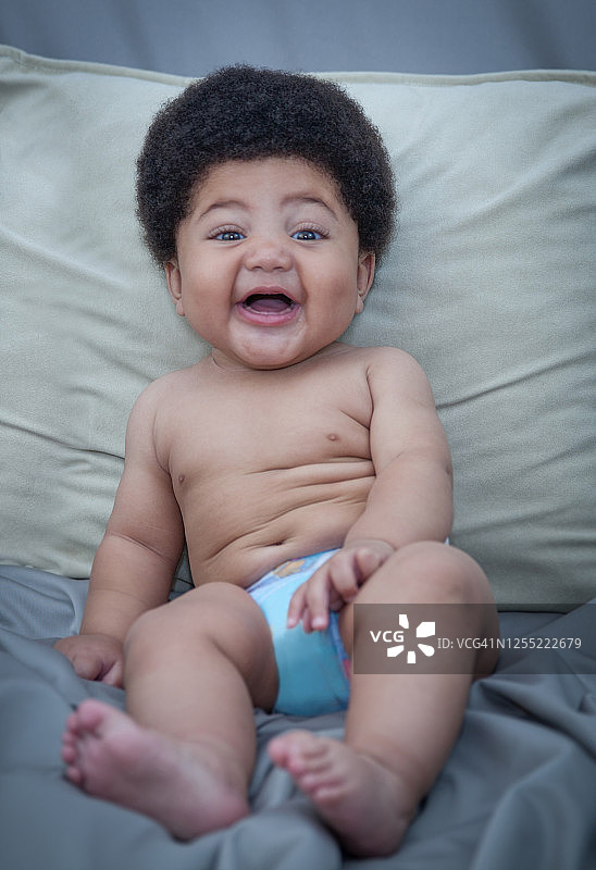 快乐可爱的黑人男婴兴奋地笑着图片素材