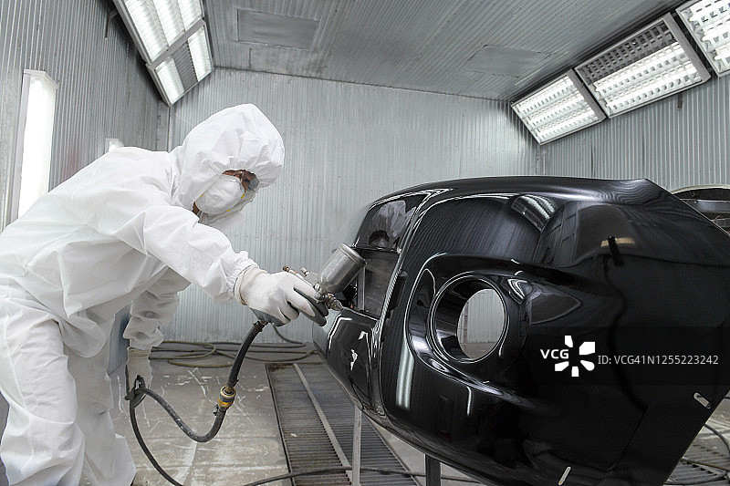 汽修工在车库重新喷漆汽车图片素材