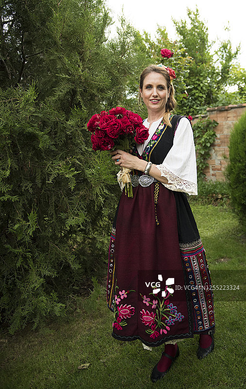 女人在花园中穿保加利亚传统服饰图片素材