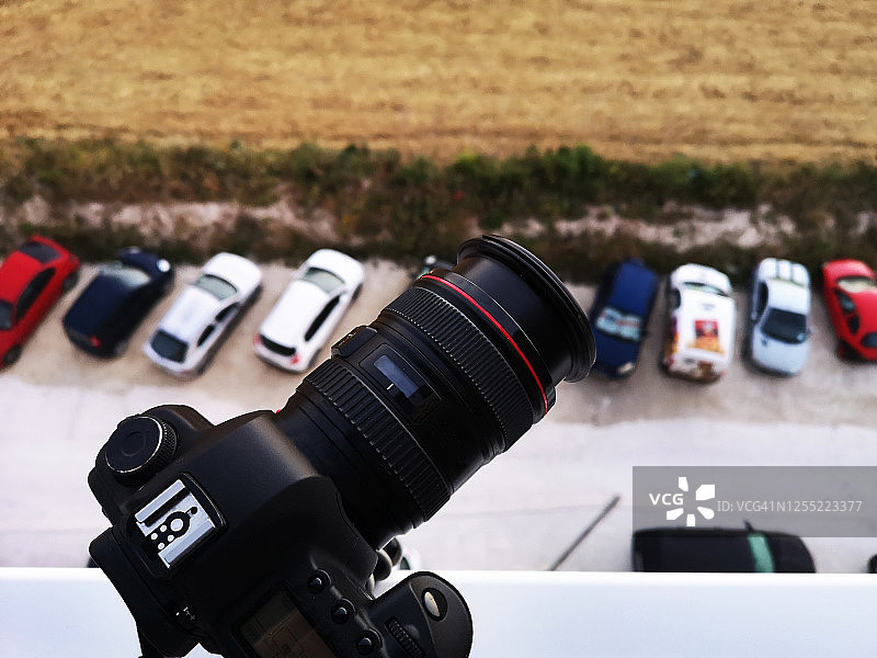 露台上带三脚架的数码单反相机，马耳他布吉巴图片素材