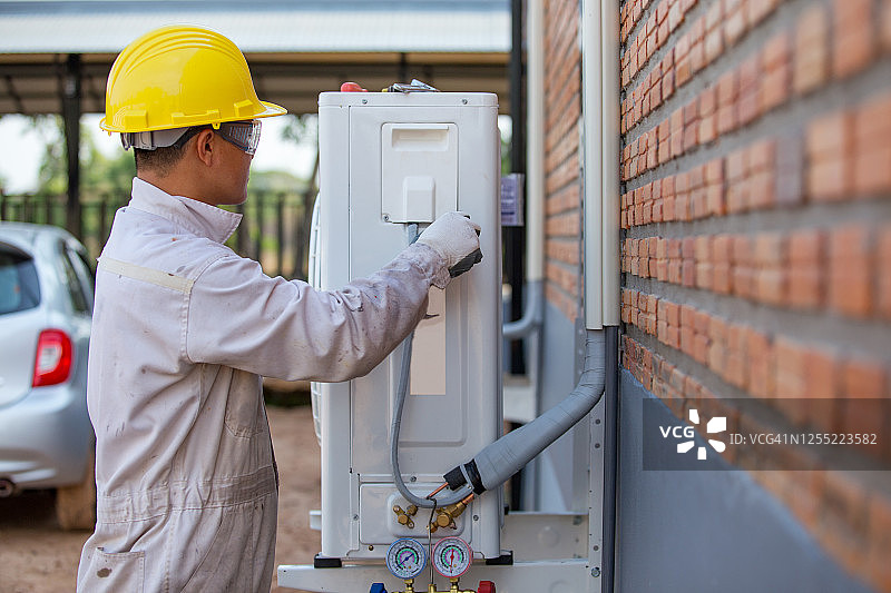 技术员检查空调液位计，泰国图片素材
