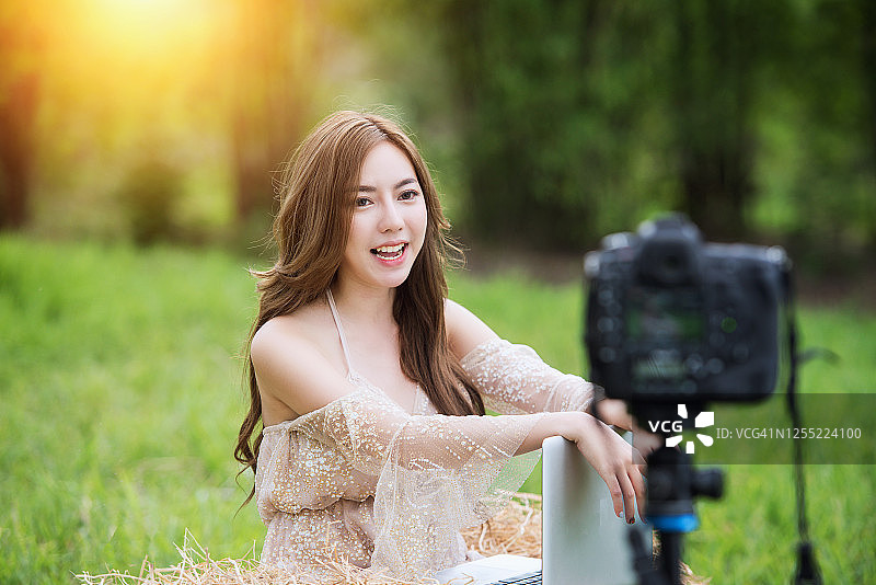 Vlog博主在泰国户外拍摄图片素材