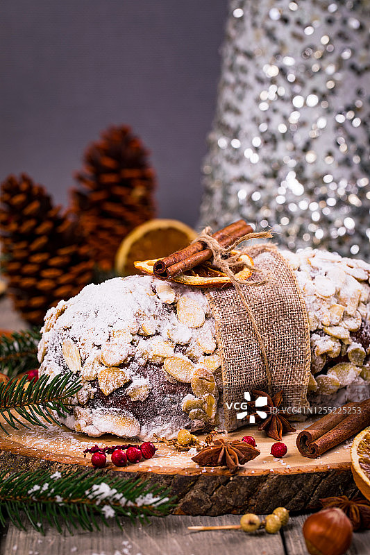 圣诞蛋糕与圣诞装饰品图片素材