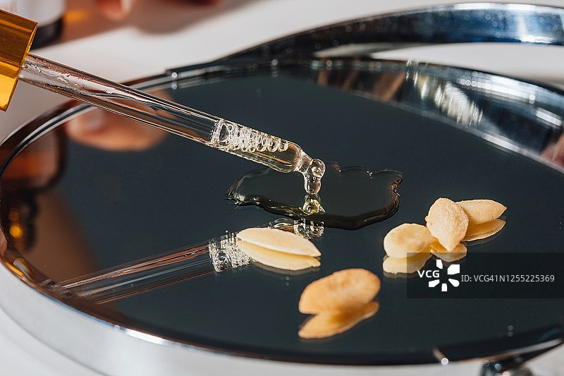 含阿甘油和阿甘籽的移液器图片素材