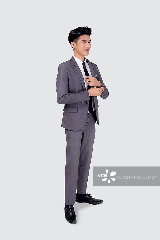 自信友好的亚洲男商人肖像，白色背景图片素材
