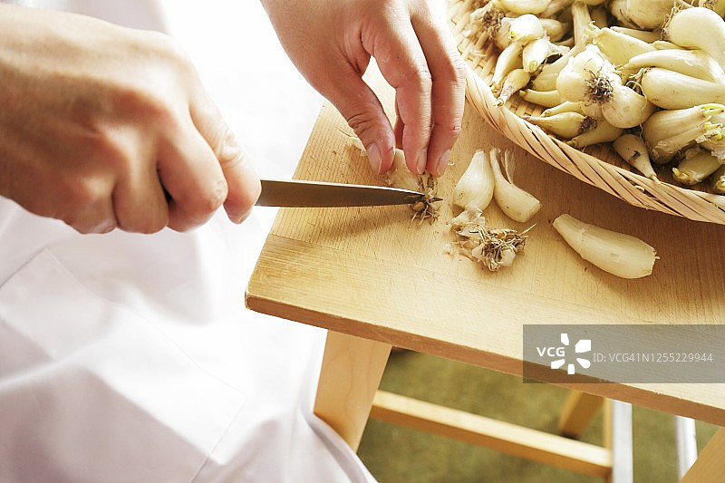 男人系着围裙准备蔬菜腌菜图片素材