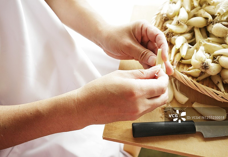 男人系着围裙准备蔬菜腌菜图片素材