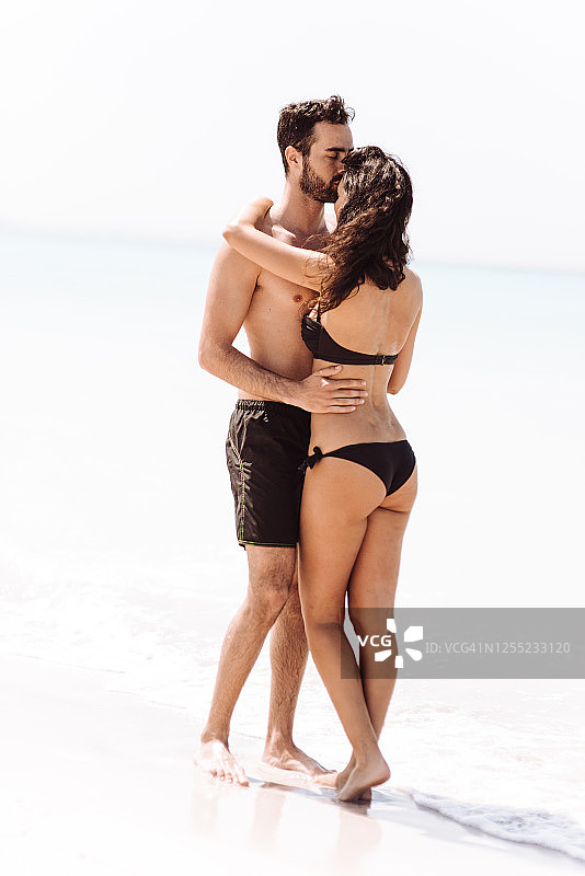 情侣在海边拥抱图片素材