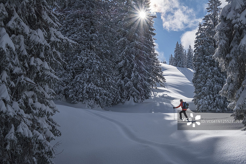 男人在德国因泽尔基恩贝格滑雪之旅中图片素材