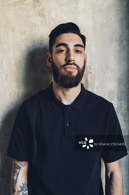 自信时尚的年轻男子肖像图片素材