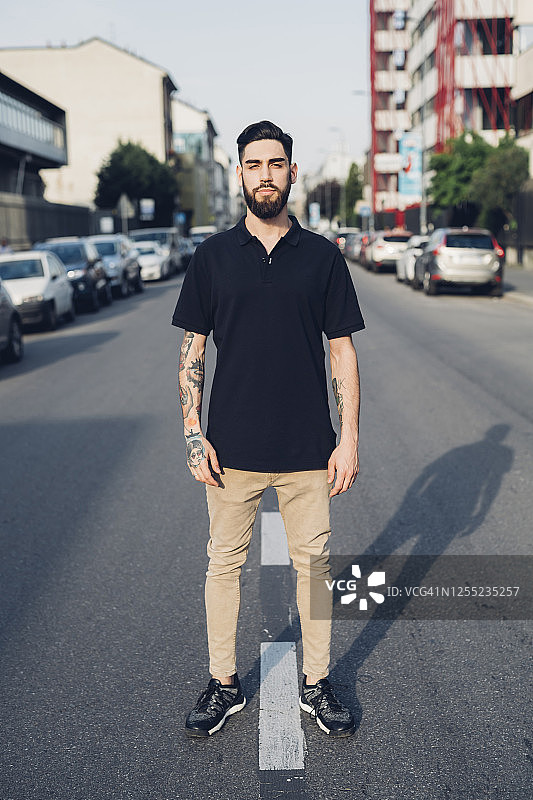站在城市街道上的自信时尚的年轻男子肖像图片素材
