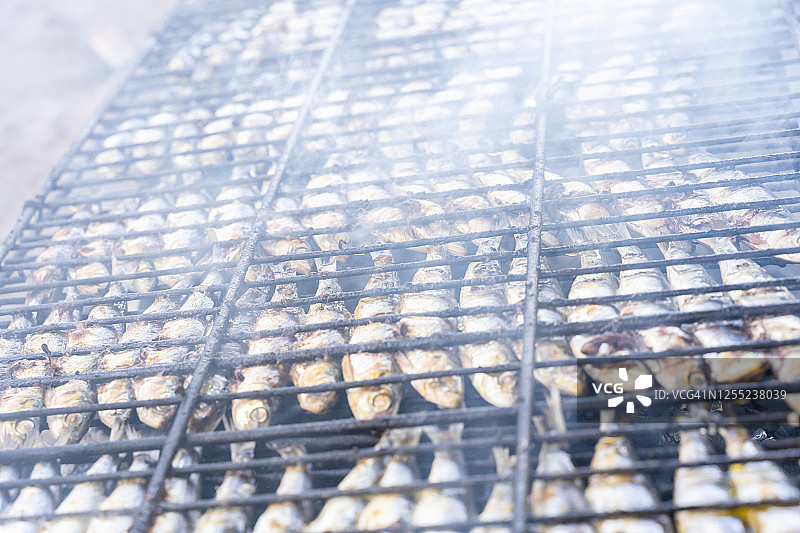 烤沙丁鱼的烤架背景图片素材