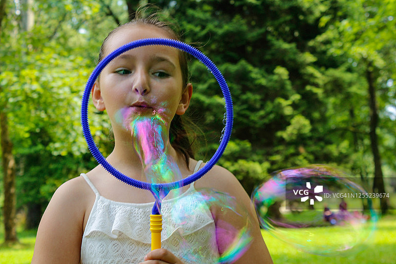 小女孩吹肥皂泡图片素材