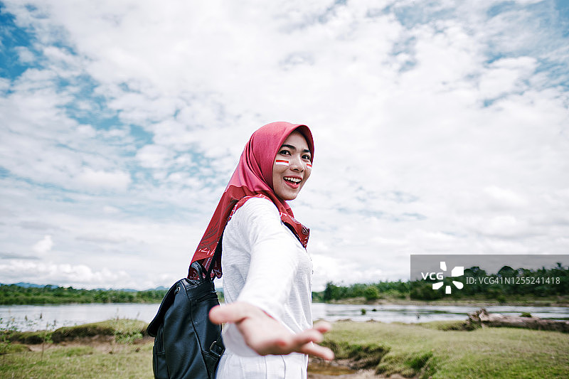 年轻人在户外庆祝独立日和旅行图片素材