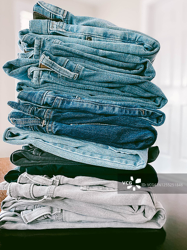 牛仔裤堆图片素材