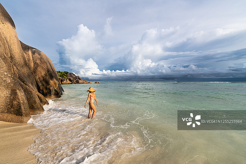 在银泉滩的年轻女人图片素材