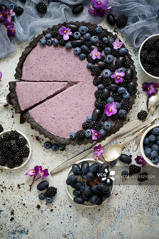 搭配新鲜蓝莓、黑莓和葡萄的美味挞图片素材