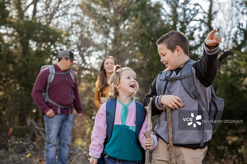 兄妹全家徒步旅行图片素材